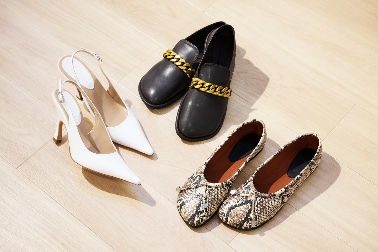 画像: 【ステラ マッカートニー×H&M】コレクション 左から：白シューズ¥24,999、チェーン付きシューズ¥19,999、パイソン柄シューズ¥12,999、ベルト¥7,999、ブレスレット¥9,999、シューズ¥19,999 www2.hm.com