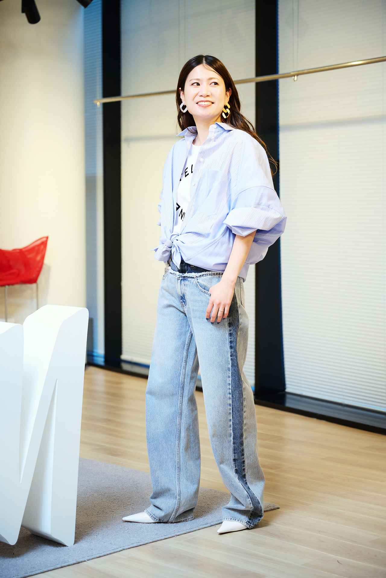 画像: 【ステラ マッカートニー×H&M】コレクション シャツ¥9,999、Tシャツ¥4,999、デニムパンツ¥12,999、ピアス¥7,999、サンダル¥24,999 www2.hm.com