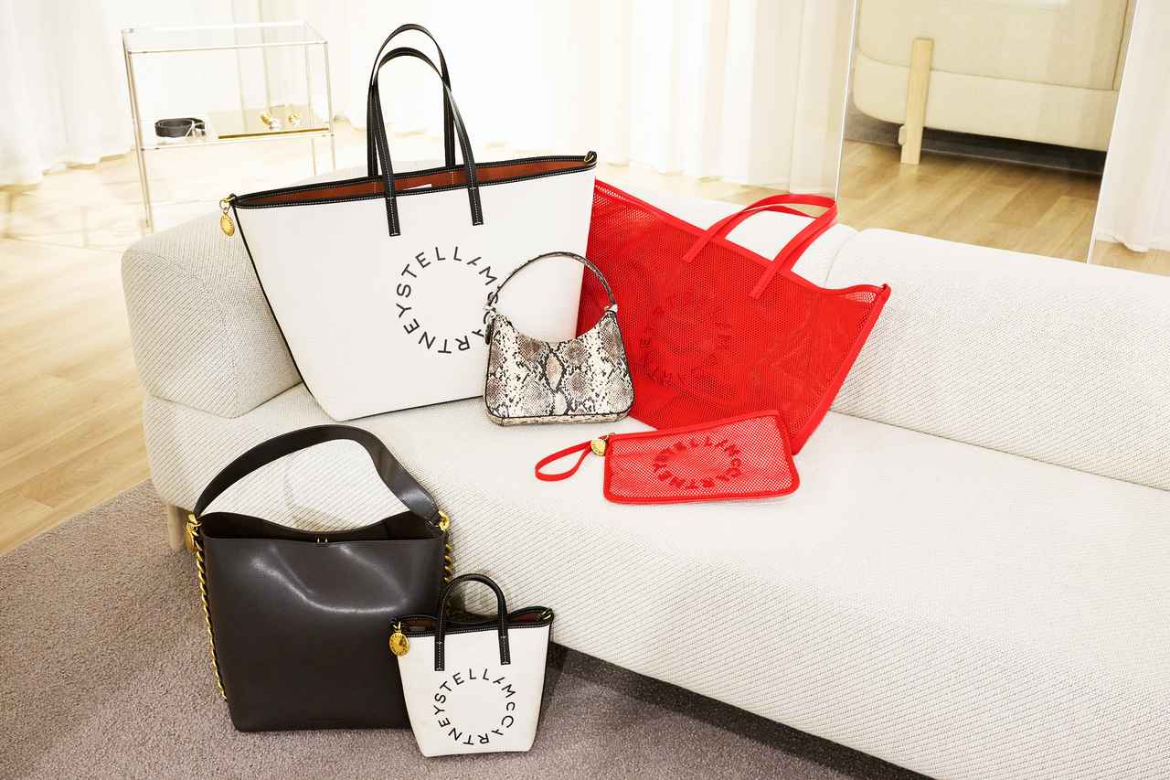 画像: 【ステラ マッカートニー×H&M】コレクション 左上から時計回りに：ロゴバッグ（大）¥16,999、パイソン柄バッグ¥14,999、赤メッシュバッグ¥12,999、赤メッシュクラッチバッグ¥6,999、ロゴバッグ（小）¥9,999、黒バッグ¥24,999 www2.hm.com
