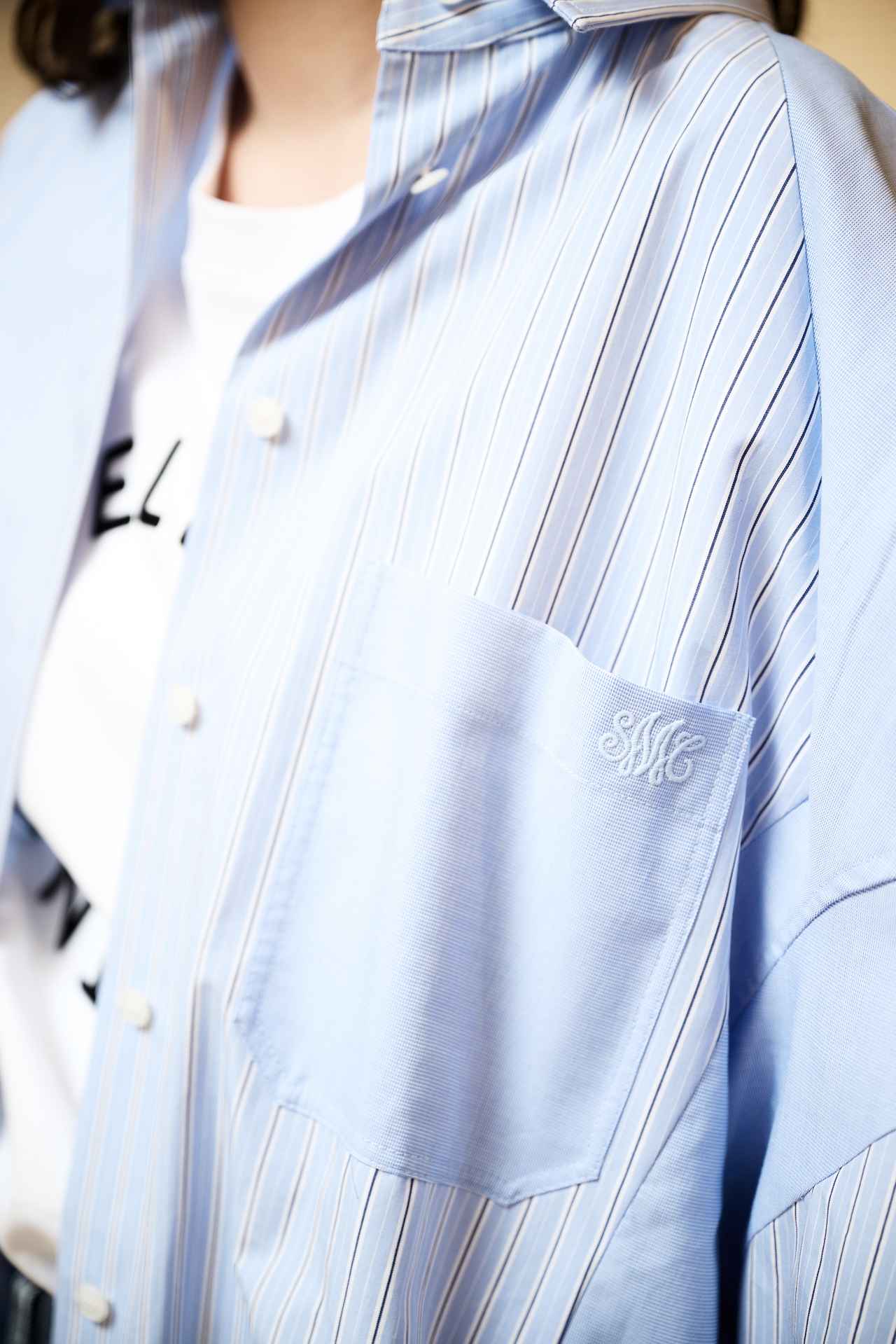 画像: 【ステラ マッカートニー×H&M】コレクション シャツ¥9,999、Tシャツ¥4,999 www2.hm.com