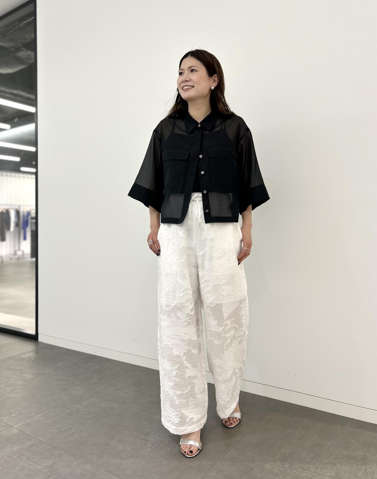 画像: 【プラステ】シアージャカードイージーパンツ¥12,000（Sサイズ着用）、シアーダブルポケットクロップドシャツ¥8,990（Mサイズ着用）※2026年4月下旬発売予定、サテンキリカエキャミソール¥3,990（Mサイズ着用）　※太田さんの身長159㎝ www.plst.com