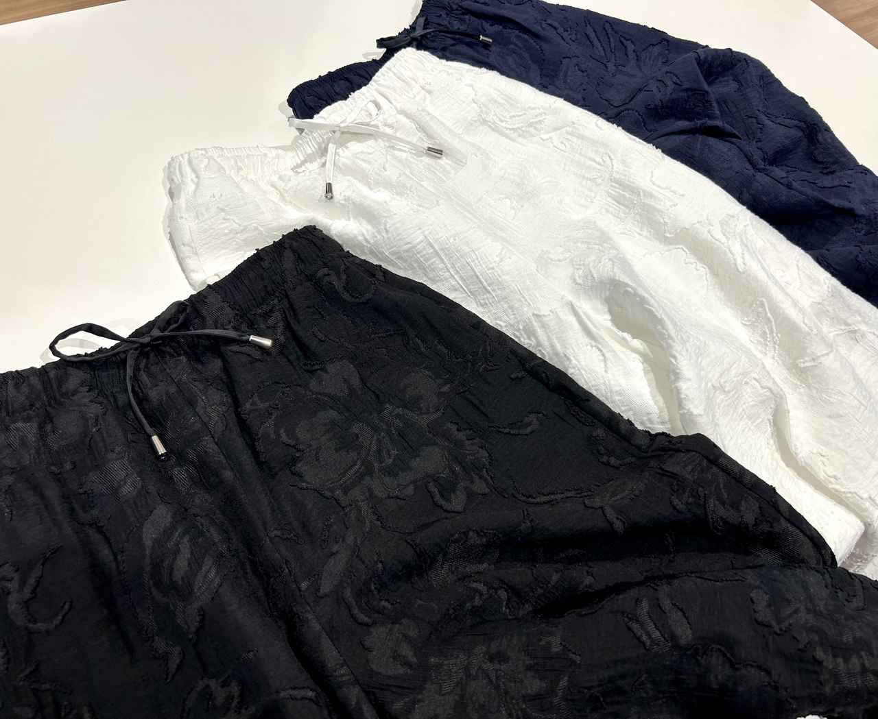 画像: 【プラステ】シアージャカードイージーパンツ各¥12,000 www.plst.com