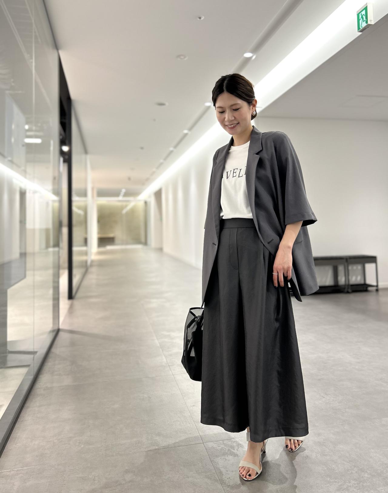 画像: 【プラステ】スウィングイージーパンツ¥8,990（Sサイズ着用）、ライトプレミアムオックスハーフスリーブジャケット¥18,000（Mサイズ着用）、ロゴプリントTシャツ¥5,990（Mサイズ着用）　※太田さんの身長159㎝ www.plst.com