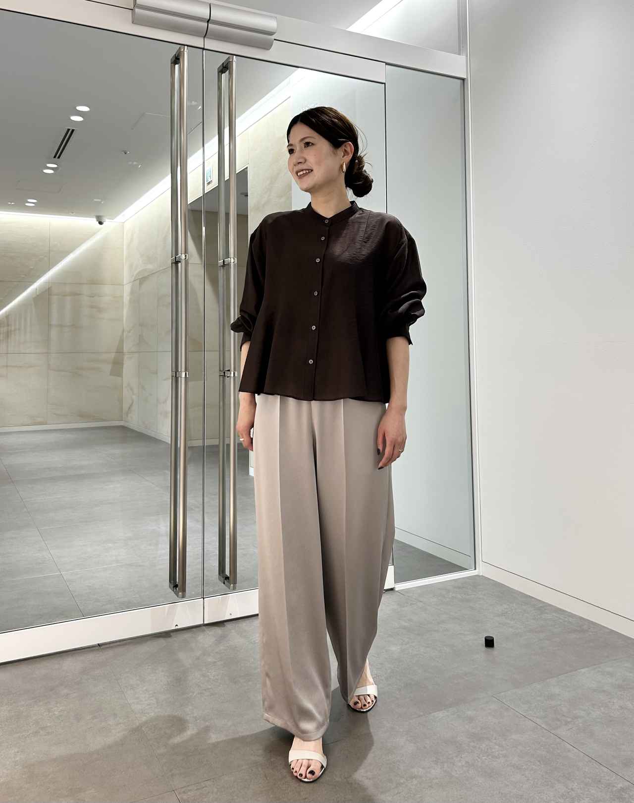 画像: 【プラステ】サテンイージーパンツ¥7,990(Sサイズ着用）、シアーぺプラムシャツ¥9,990（Mサイズ着用）　※太田さんの身長159㎝ www.plst.com