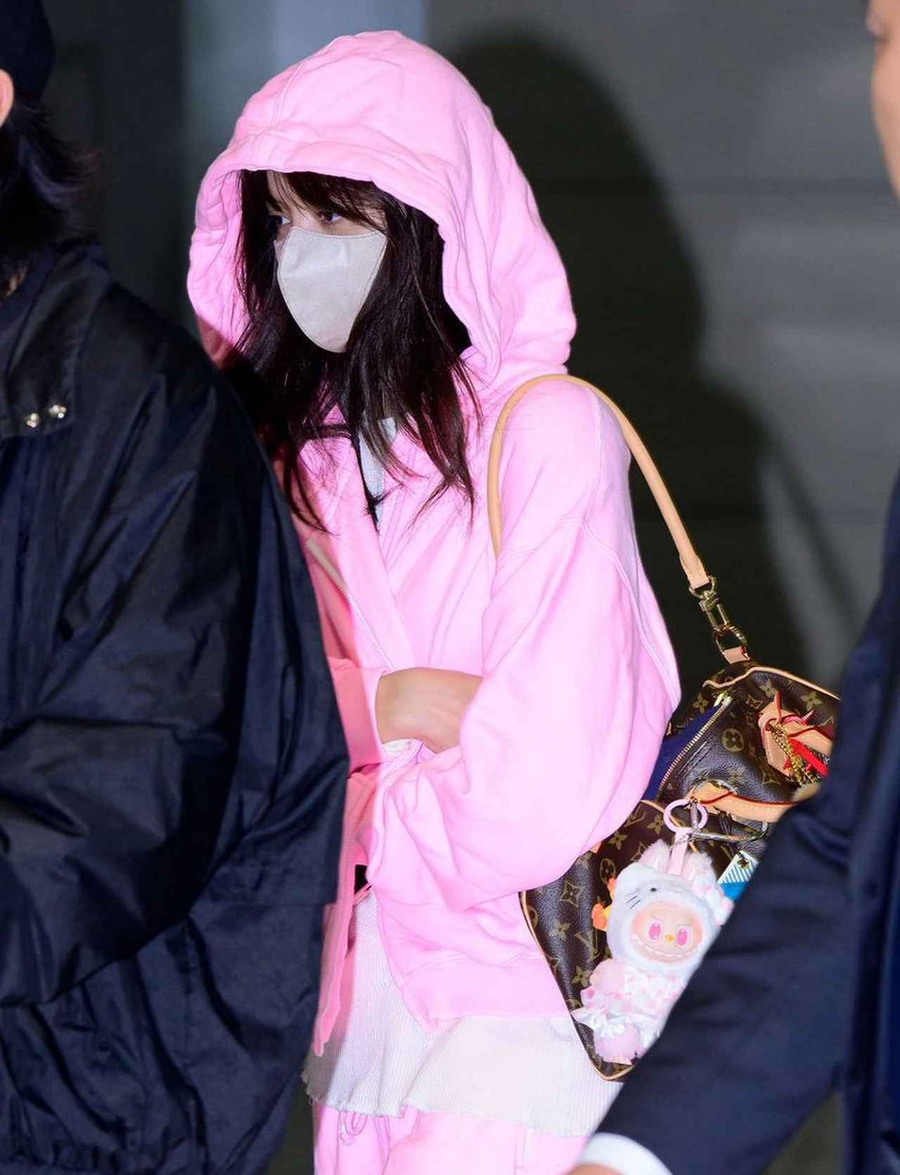 画像: ブラックピンク・リサ、ルイ・ヴィトンバッグに巨大“謎マスコット”。世界で流行中の正体とは