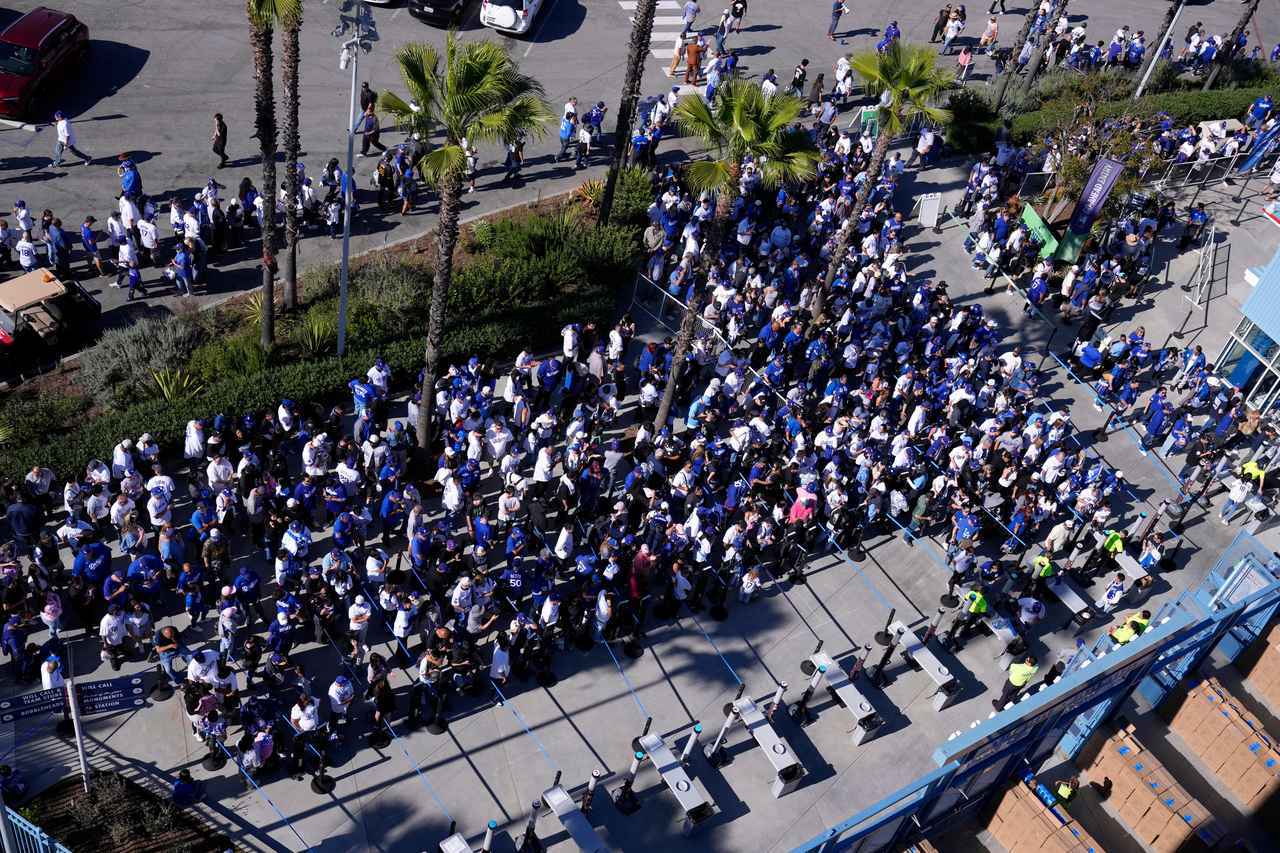 画像: 試合前から“異例の行列”が発生