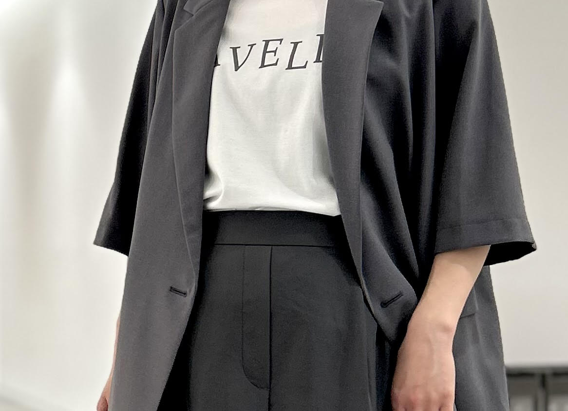 画像: 【プラステ】スウィングイージーパンツ¥8,990（Sサイズ着用）、ライトプレミアムオックスハーフスリーブジャケット¥18,000（Mサイズ着用）、ロゴプリントTシャツ¥5,990（Mサイズ着用） www.plst.com