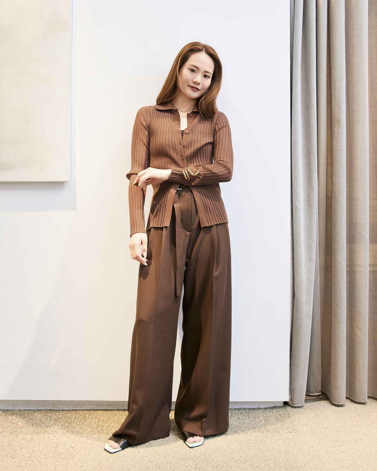 画像: ポロカーディガン￥28,600・"COLUMN（コラム）”のリネンライクパンツ￥52,800（エストネーション） www.estnation.co.jp