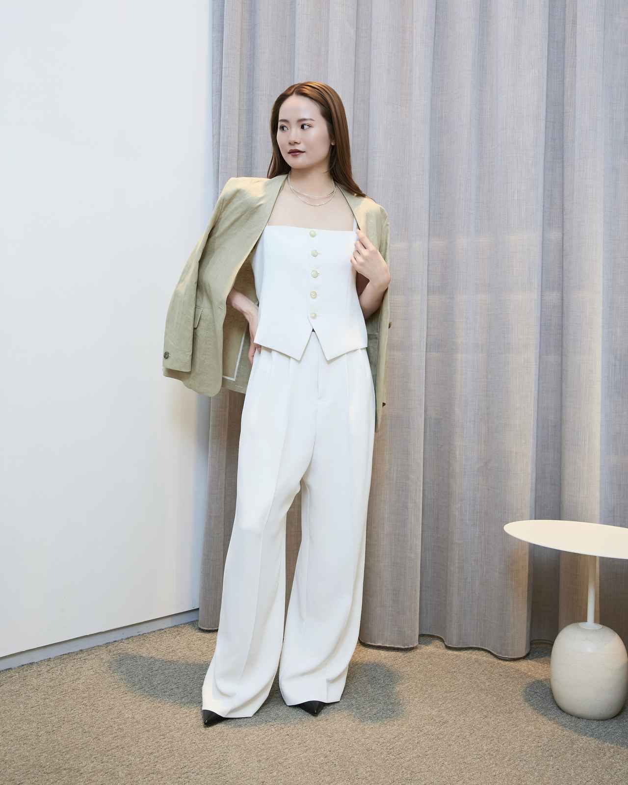 画像: "UNUS”のジャンプスーツ￥88,000・ノーカラージャケット￥57,200（エストネーション） www.estnation.co.jp