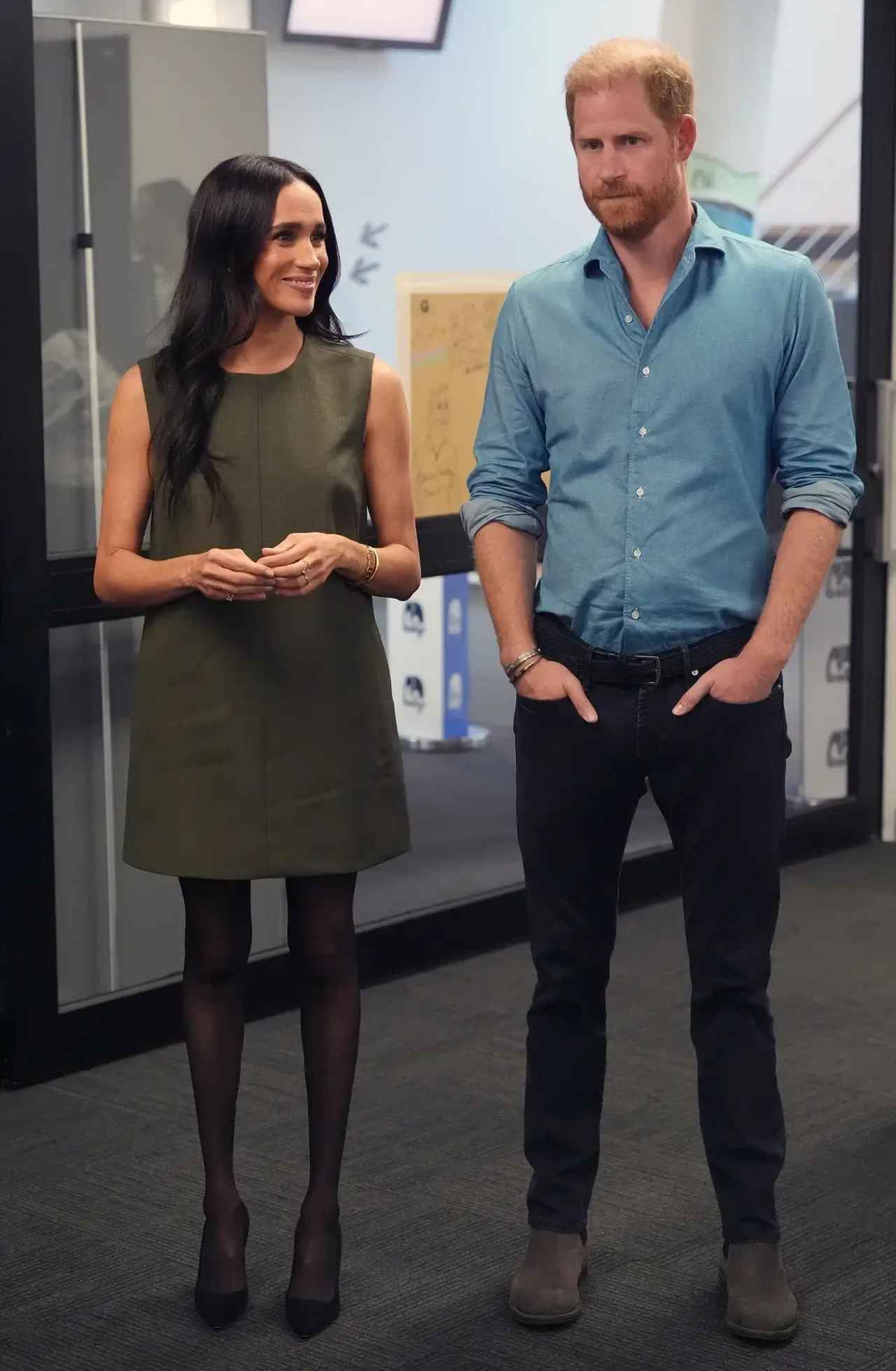 画像: ハリー王子とのオーストラリア訪問中、透け感のある黒ストッキングを着用したメーガン妃の姿。