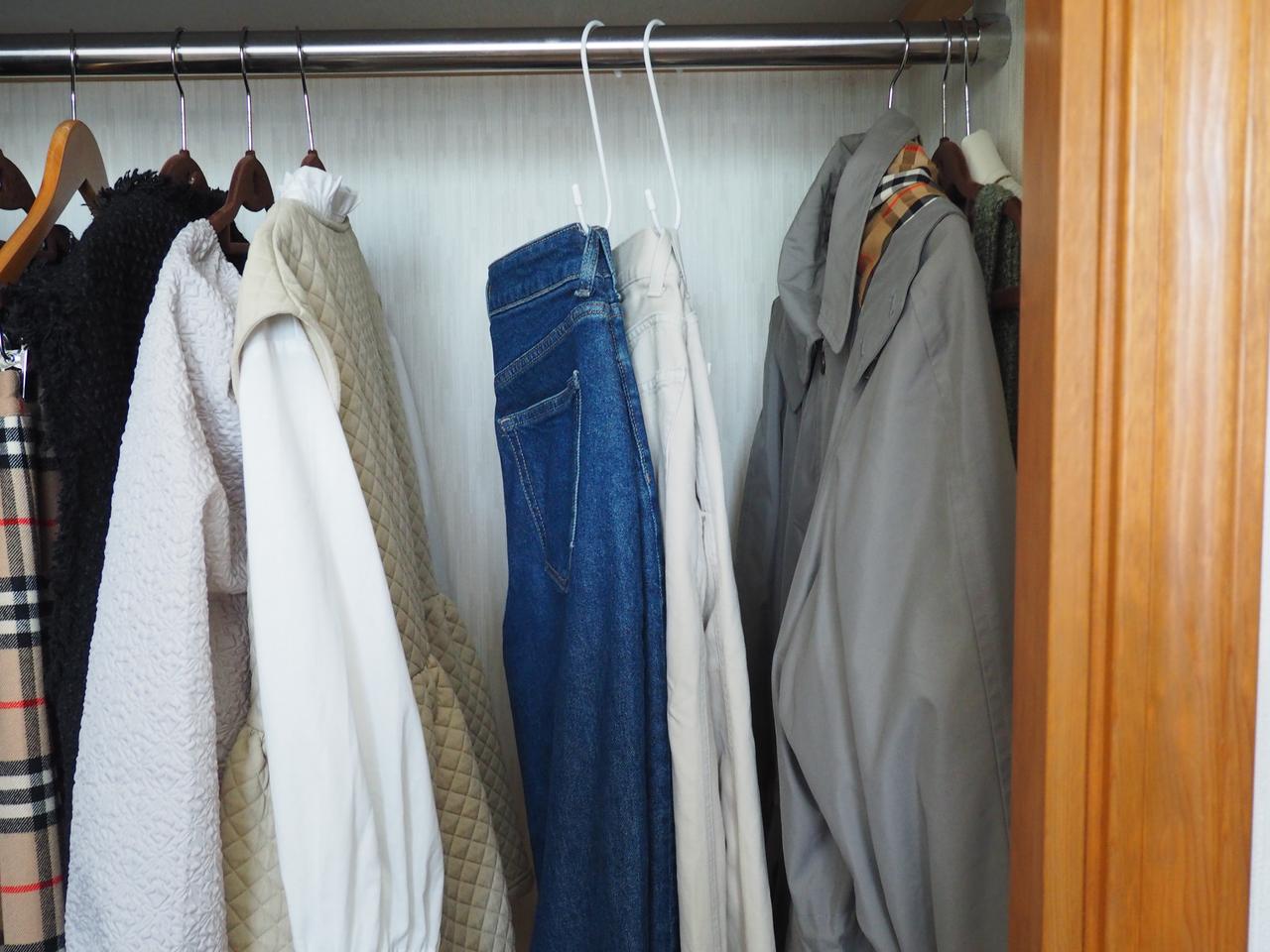 画像: 重ねないから見やすい、デニムは吊るしてみて