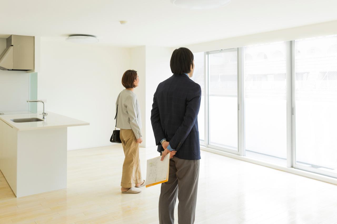 画像: 新築のはずが、床も壁も傷だらけ！ 業者「はぁ」庭でタバコを吸う始末。ついに我慢の限界が来た結果