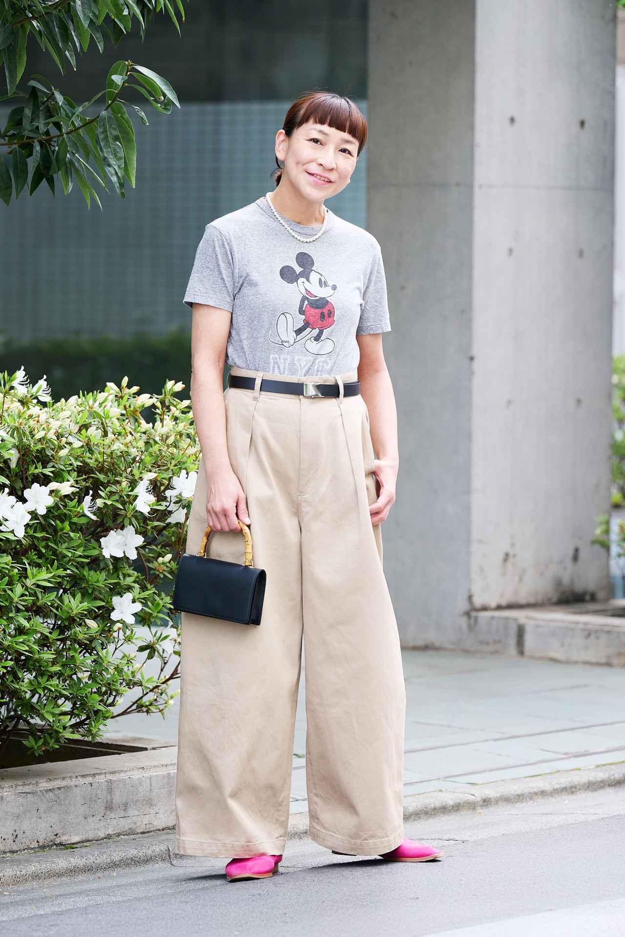 画像: 【ミキモト】のパールネックレス、【シンゾーン】のTシャツ、【カレンソロジー】のパンツ、【レフィエ】のベルト、【メゾンヴァンサン】のバッグ、【エンダースキーマ】のシューズ