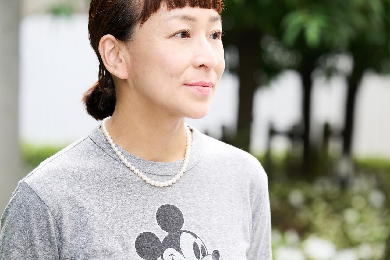 画像: 【ミキモト】のパールネックレス、【シンゾーン】のTシャツ