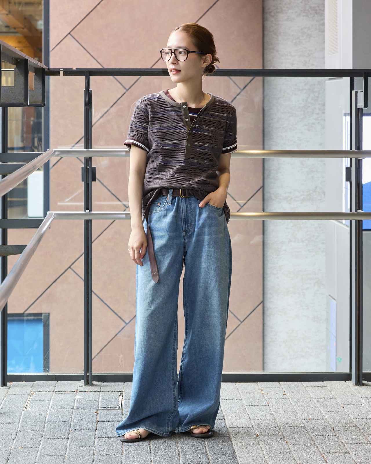 画像: 中に着たTシャツ￥8,800・上に重ねた”ACASAM”のメッシュTシャツ￥13,200・"LEVI’S"のワイドデニム￥16,500・”NICOLAS LAINAS"のサンダル￥15,950（Spick ＆ Span）、その他私物 baycrews.jp