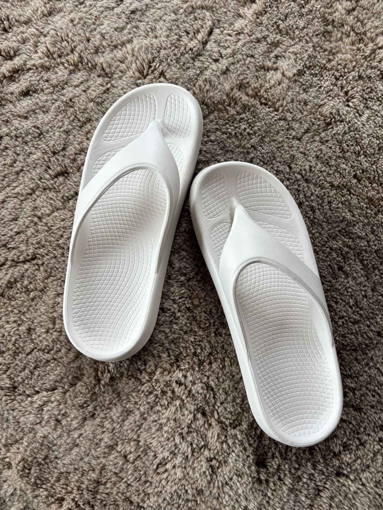 画像1: マットな白が高見え！ 夏に映えるトングサンダル
