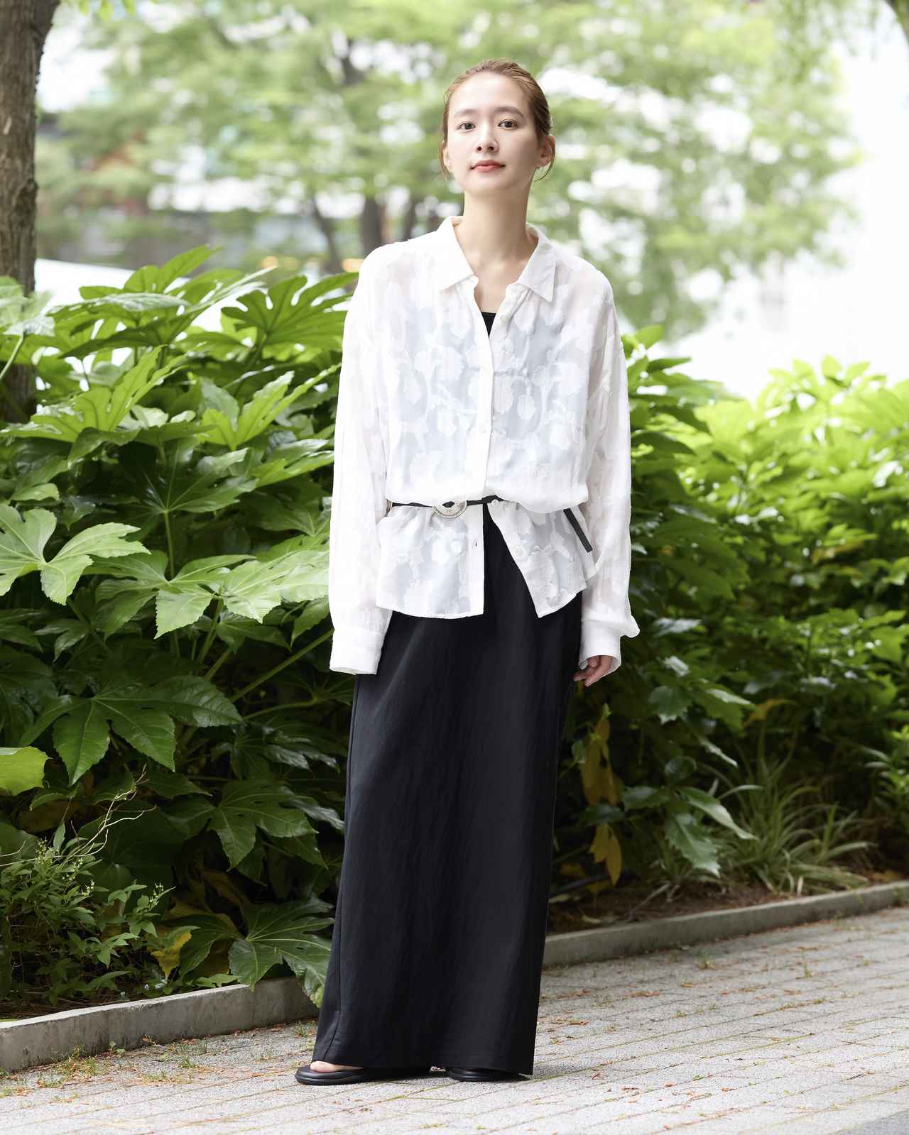 画像: フラワージャガードシャツ￥17,600・サテンスカート￥11,000・"ISLAND SLIPPER"のトングサンダル￥28,600（Spick ＆ Span）、その他私物 baycrews.jp