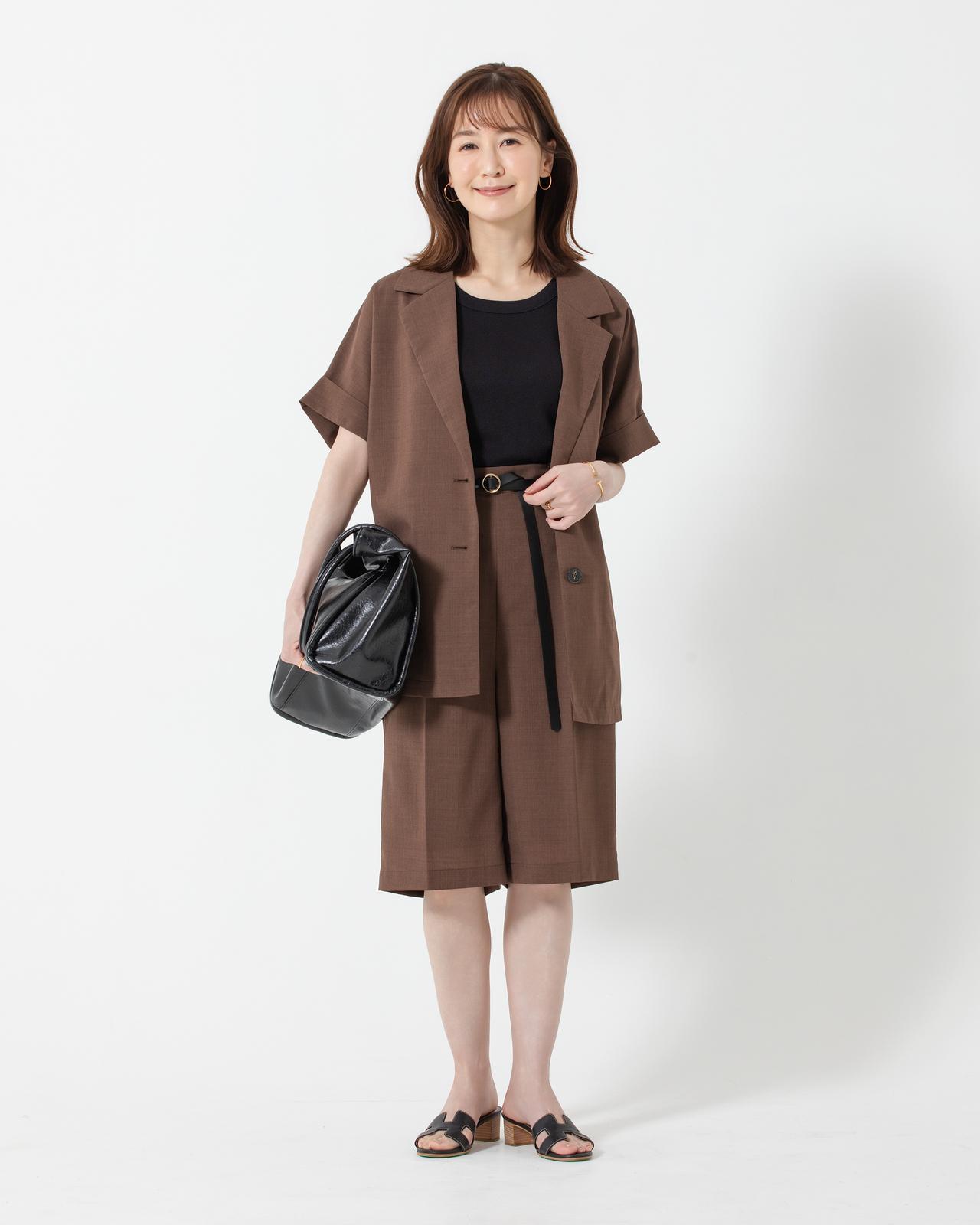 画像: ほんのりシアーフレンチテーラードジャケット　¥4,990／ブラトップ アメリカンスリーブタンクトップ　¥1,790／ほんのりシアーバミューダパンツ　¥3,990／ピンなしロングベルト　¥2,241／クラック加工合皮トートバッグ　¥2,990
