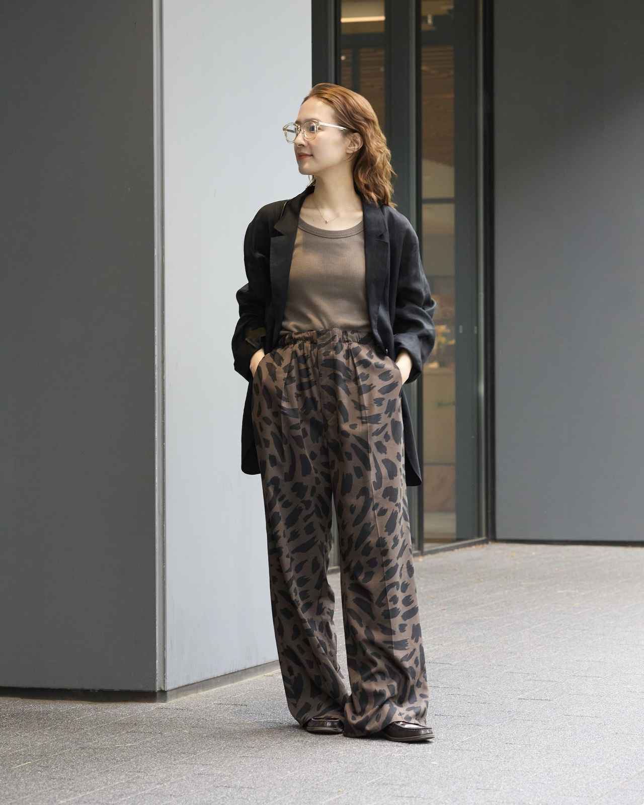 画像: シアージャケット￥19,800・中に着たアメスリタンク￥6,050・イージーパンツ￥22,000（Spick ＆ Span）、その他私物 baycrews.jp