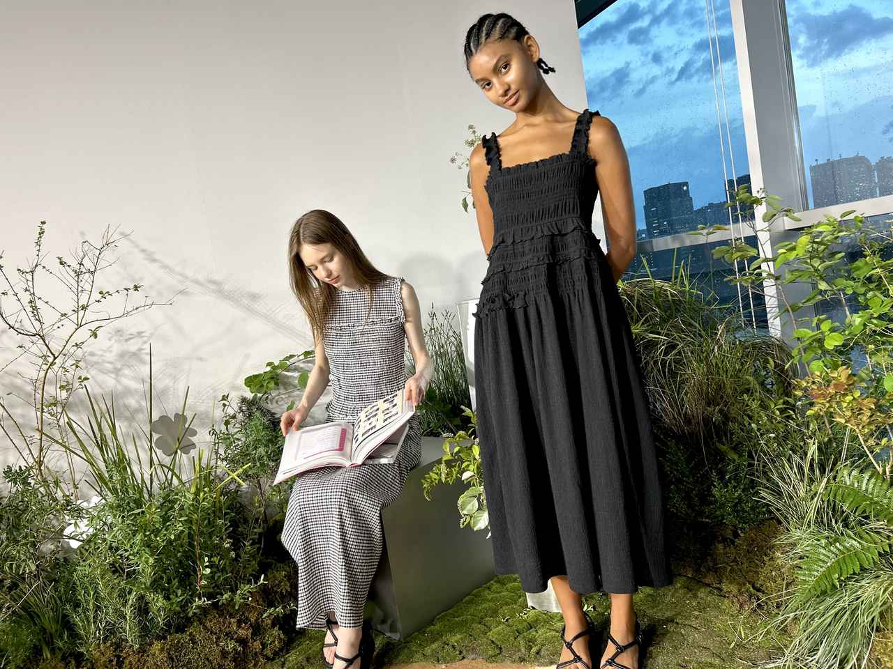 画像: 【ユニクロ アンド セシリー バンセン】左：シャーリングTノースリーブ¥2,990、シャーリングスカート¥4,990　右：シャーリングワンピースノースリーブ（一部店舗にて販売）¥5,990 www.uniqlo.com