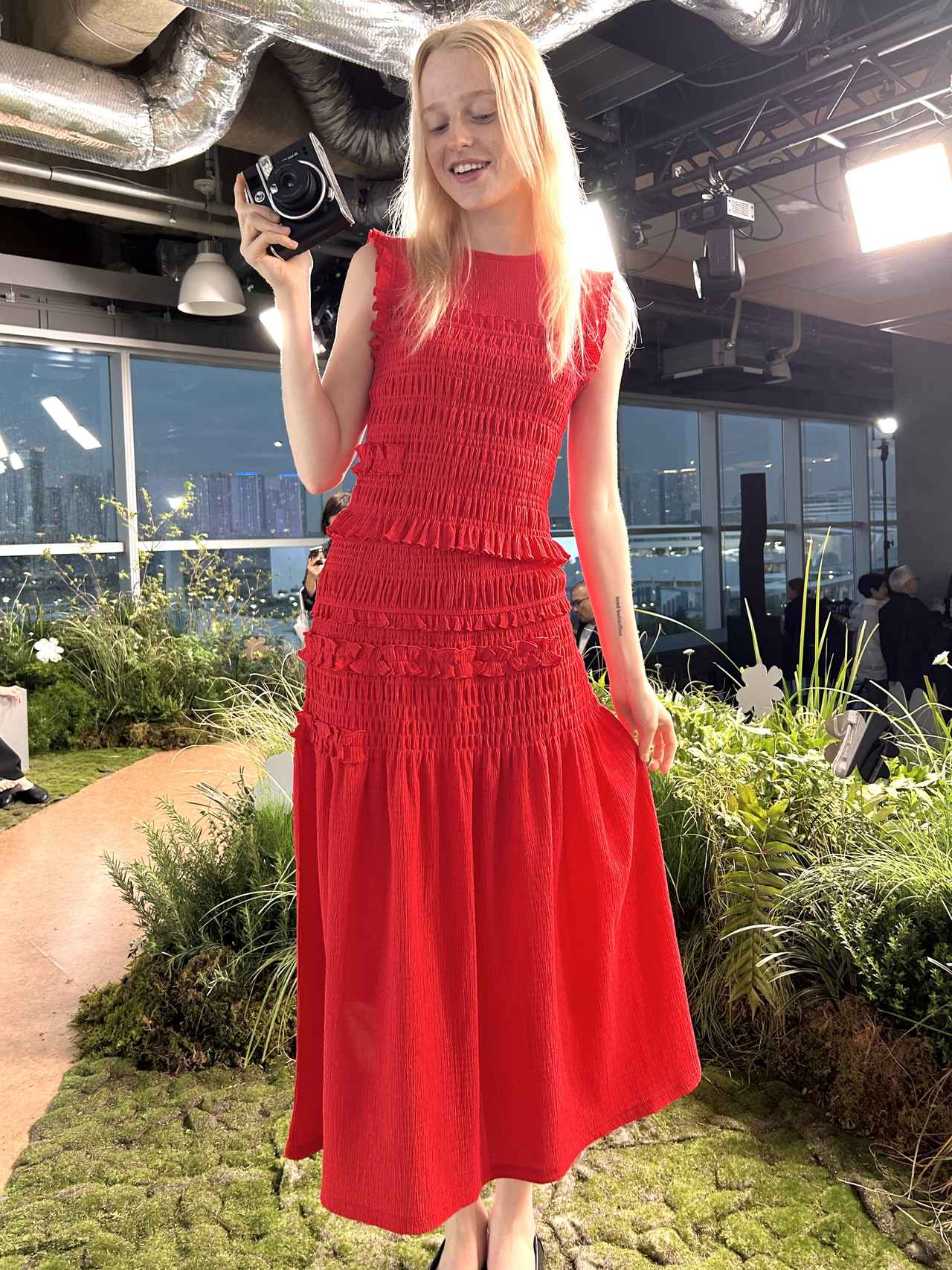画像: 【ユニクロ アンド セシリー バンセン】左：シャーリングTノースリーブ¥2,990、シャーリングスカート¥4,990 www.uniqlo.com