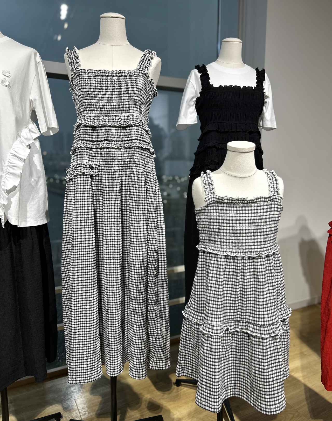 画像: 【ユニクロ アンド セシリー バンセン】左：シャーリングワンピースノースリーブ¥5,990、GIRLS シャーリングワンピースノースリーブ（一部店舗にて販売）¥3,990 www.uniqlo.com