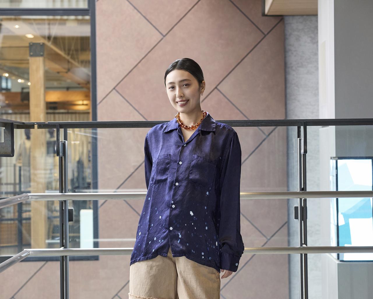 画像: ”NOMARHYTHM TEXTILE”の別注シャツ￥29,700・"LIVINGTONE"の別注パンツ￥52,800・"PARIS BAKELITENEC"のネックレス￥15,400 baycrews.jp