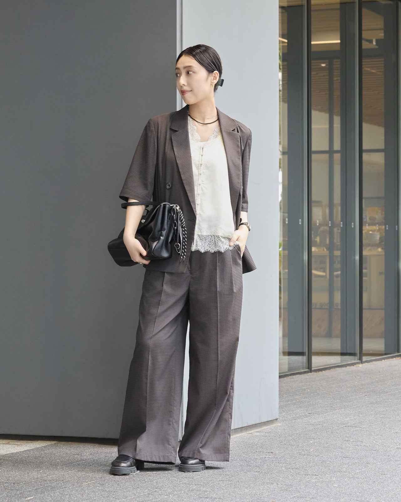 画像: ジャケット￥26,400・ワイドパンツ￥17,600・レースノースリーブ￥14,300・"VARNY"別注バッグ￥17,600・"CORSO ROMA 9"のグルカサンダル￥27,500 baycrews.jp