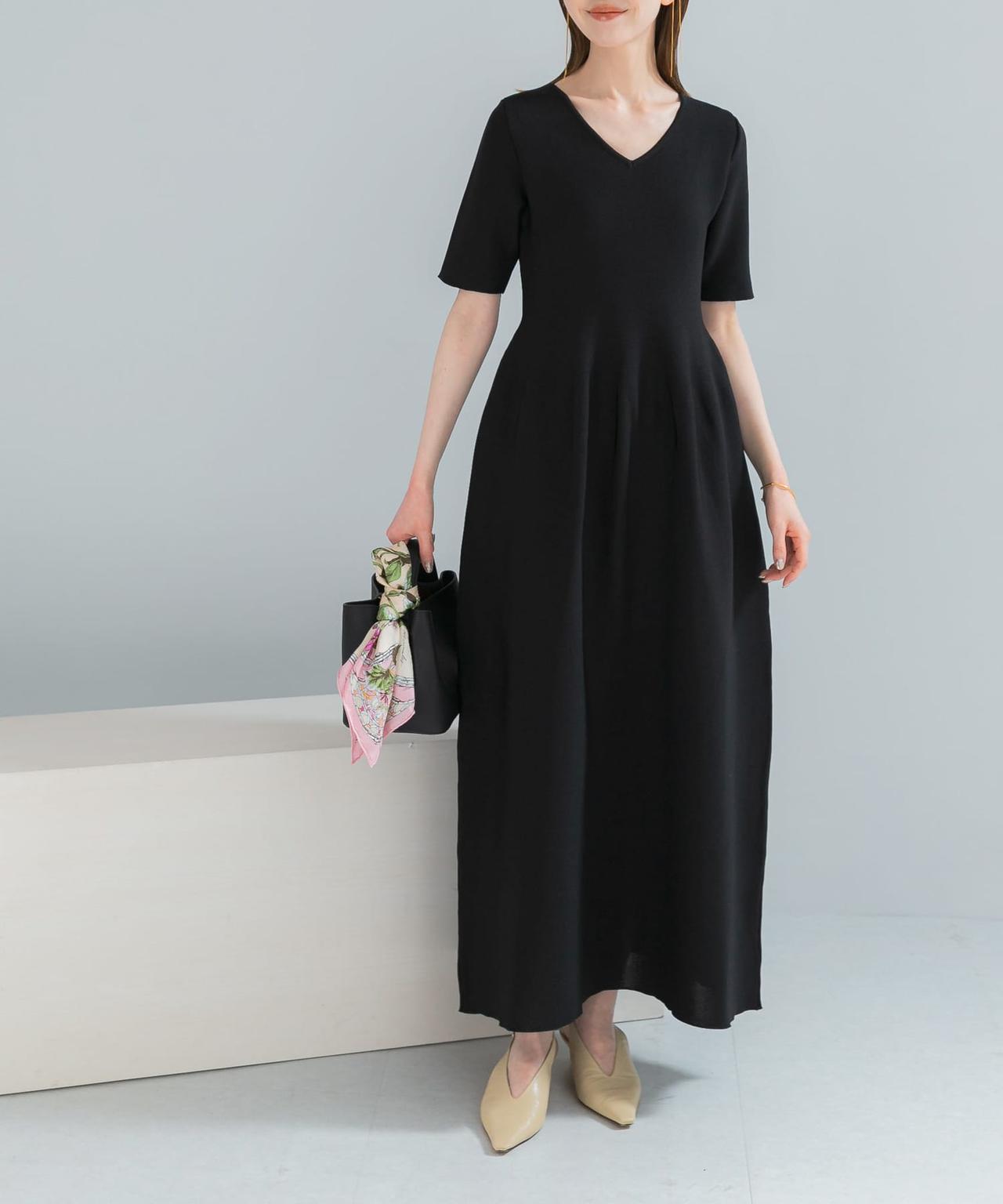 画像: 「フォルムニットVネックワンピース」￥19,800 出典：アーバンリサーチ ロッソ