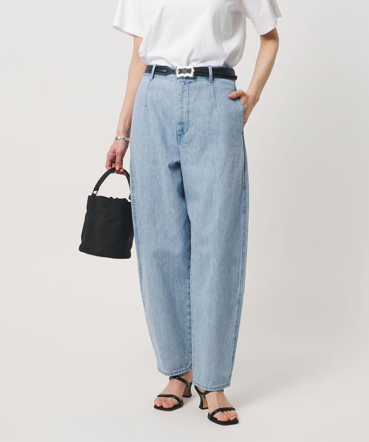 画像: 「カーブ デニムパンツ」￥24,970 出典：ユナイテッドアローズ