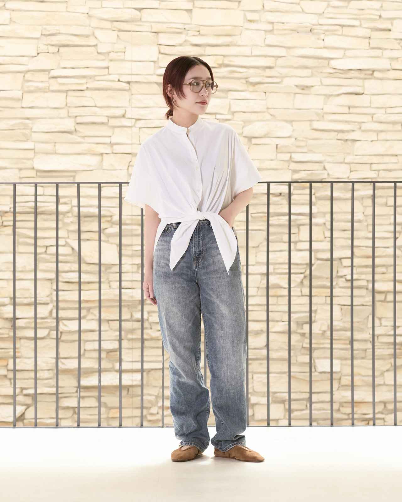 画像: "DES PRÉS"のドルマンスリーブシャツ￥26,400(DES PRÉS)・"Edtion"のデニム￥25,300 store.tomorrowland.co.jp