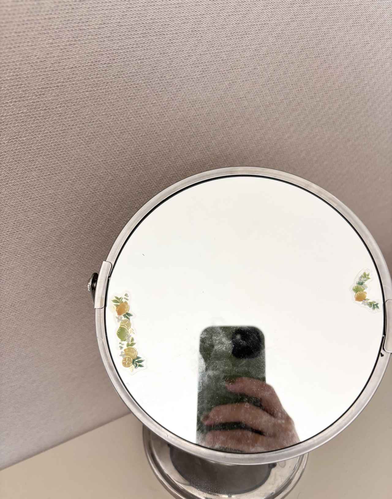 画像: 【Before】鏡のうっすら汚れが気になる