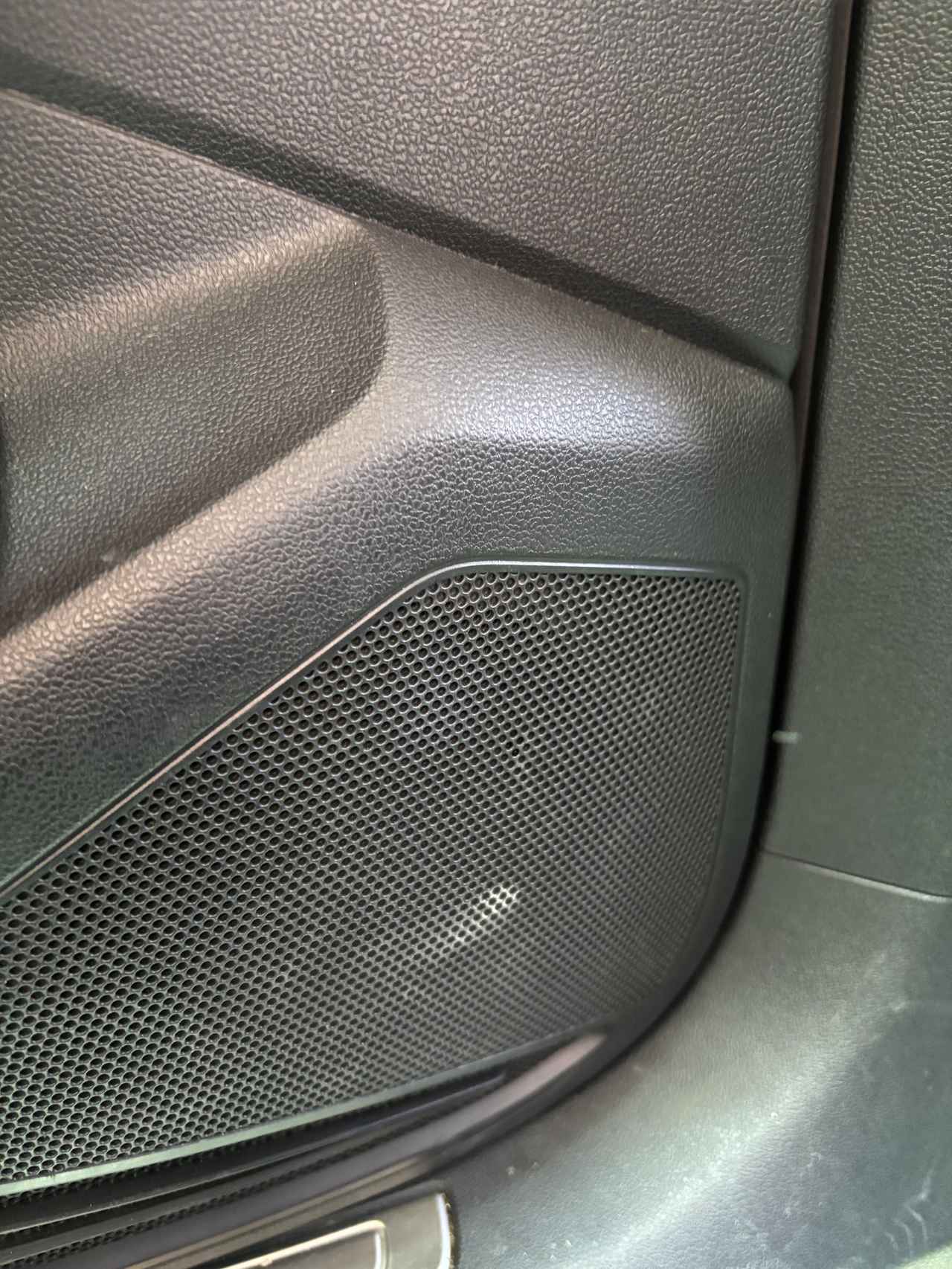 画像: 【Before】車内の白っぽい汚れ問題