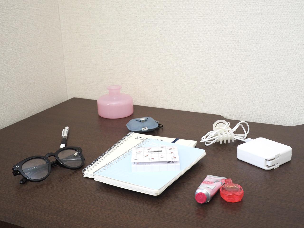 画像: 置いておきたい小物たちで、机の上がごちゃつきやすい