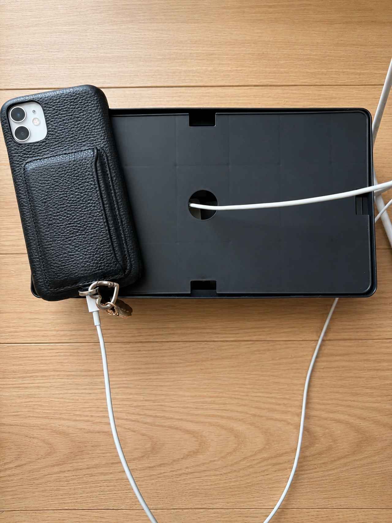 画像: 配線を隠しながらスマホ置き場も確保