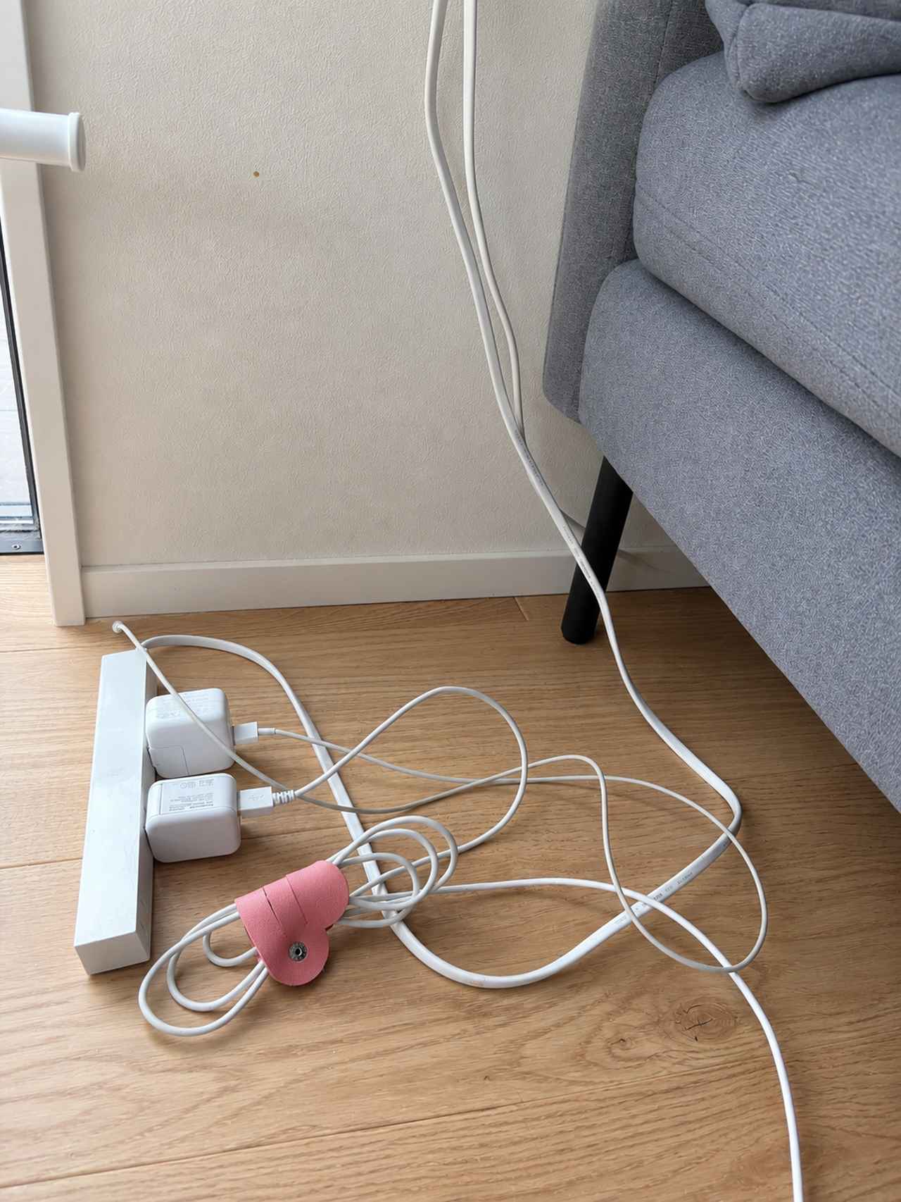 画像: 床に広がるコード類、どうにかしたい……！