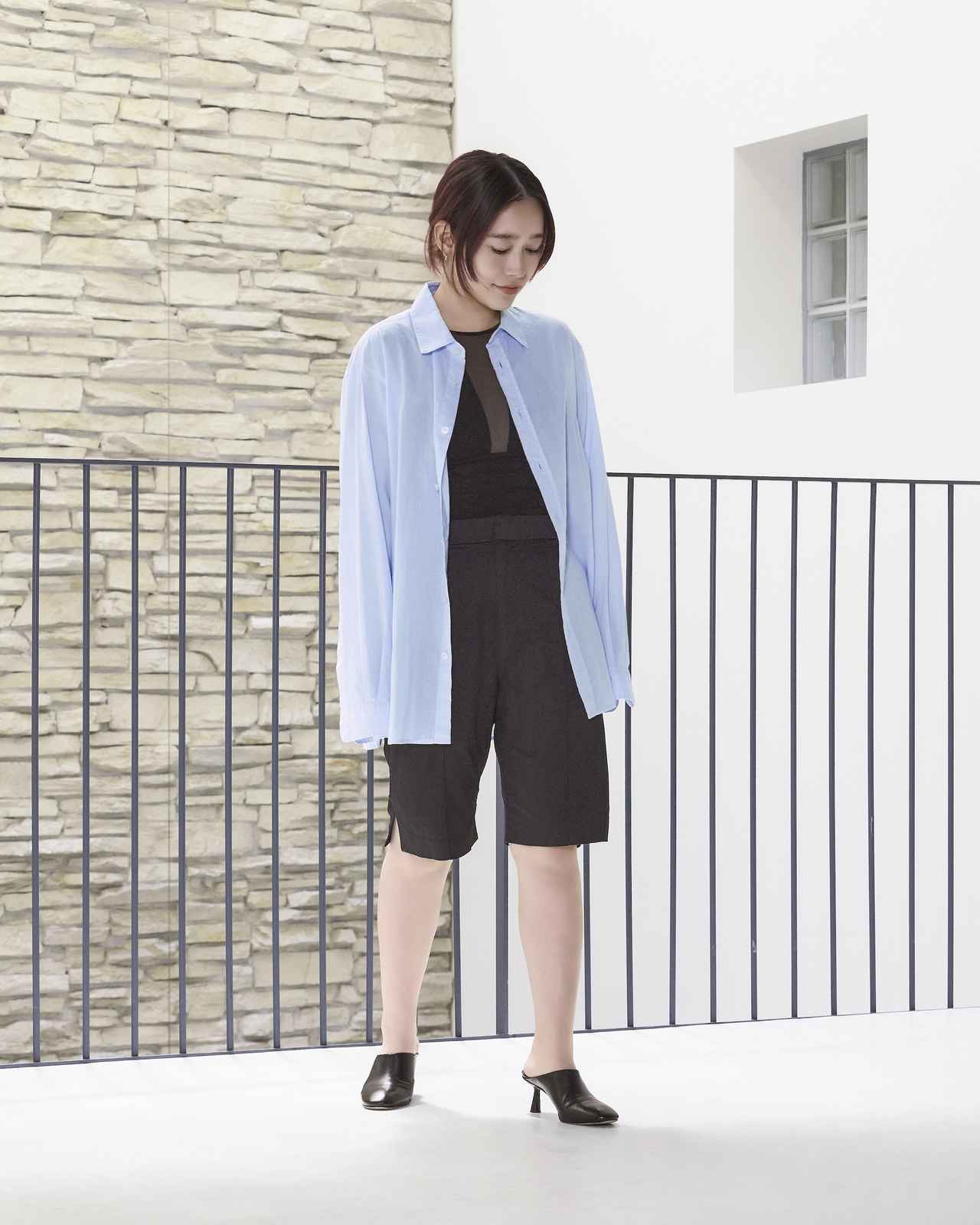 画像: "The CLASIK"のシャツ￥42,900(LAND OF TOMORROW MARUNOUCHI)・”OVERNEATH”のキャミソール￥13,200(SUPER A MARKET AOYAMA）、その他私物