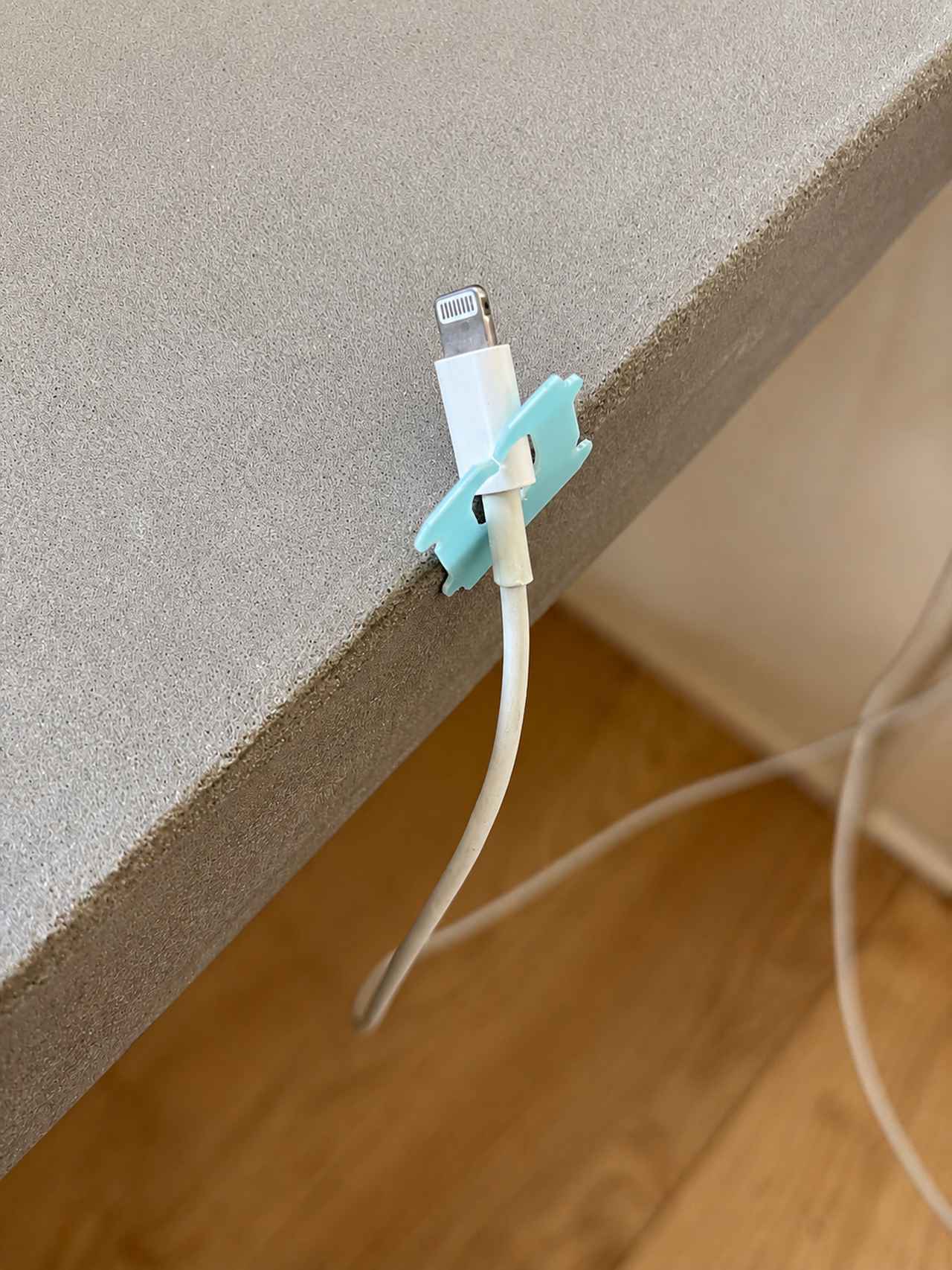 画像: 充電ケーブルの落下防止に
