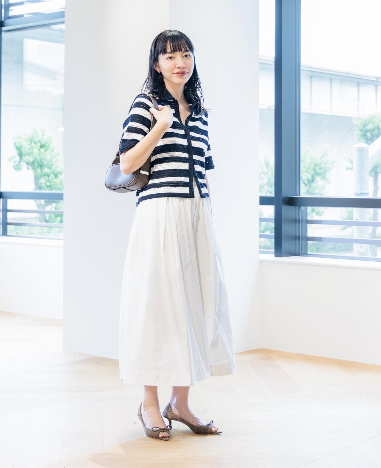 画像: メッシュカーディガン￥26,950・ボリュームスカート￥22,900（ユナイテッドアローズ） store.united-arrows.co.jp