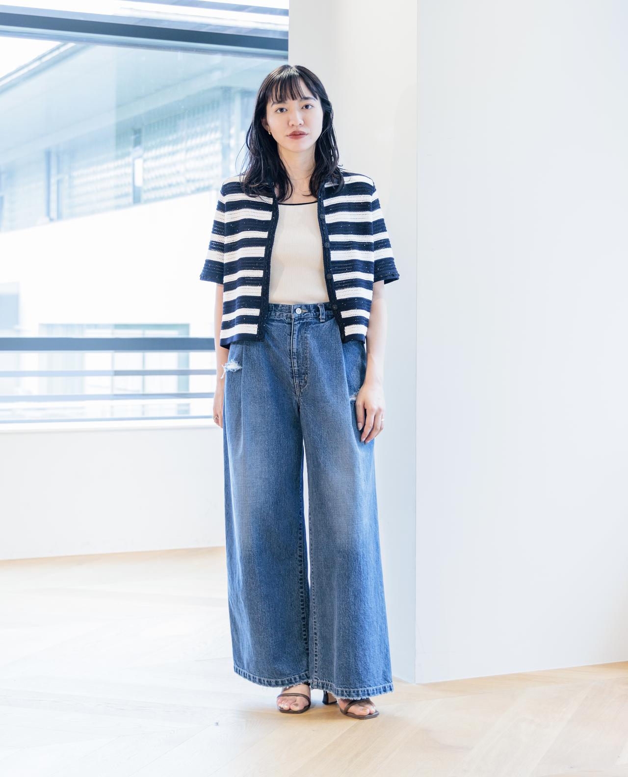 画像: メッシュカーディガン￥26,950・デニムパンツ￥39,600・タンクトップ￥12,980（ユナイテッドアローズ） store.united-arrows.co.jp