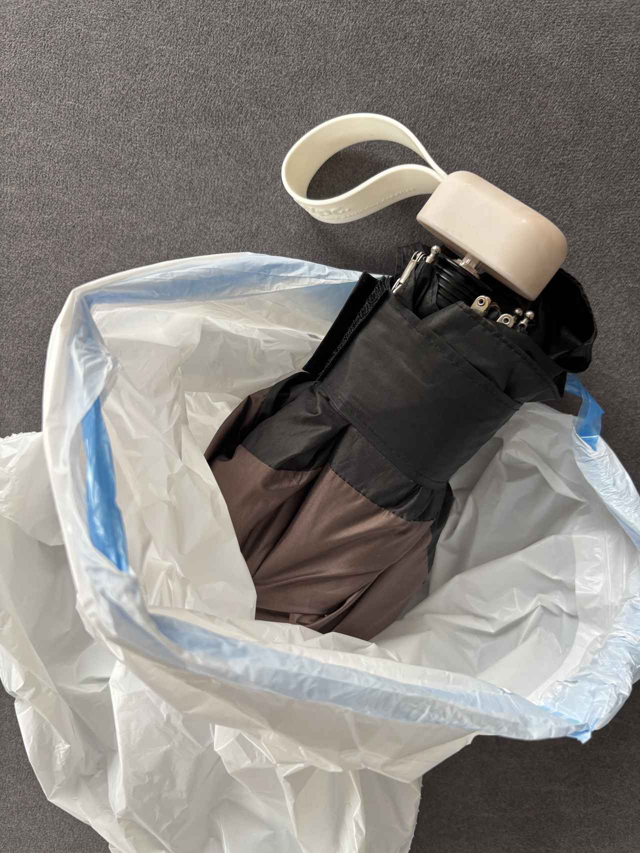 画像: 雨の日の傘収納問題を解決