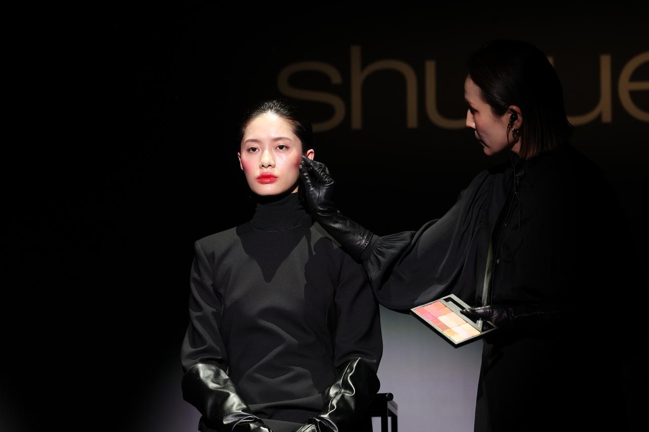 画像: 間近で見るアーティストの筆使いは、まさに美容とアートの具現化でした 出典：シュウ ウエムラ