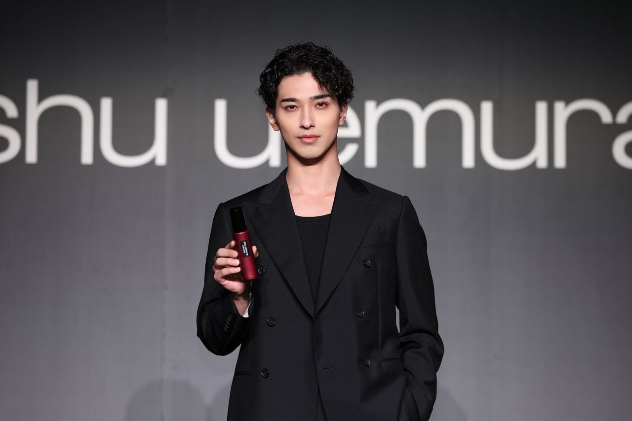 画像: シックな黒のダブルスーツ姿で現れた横浜さん 出典：シュウ ウエムラ