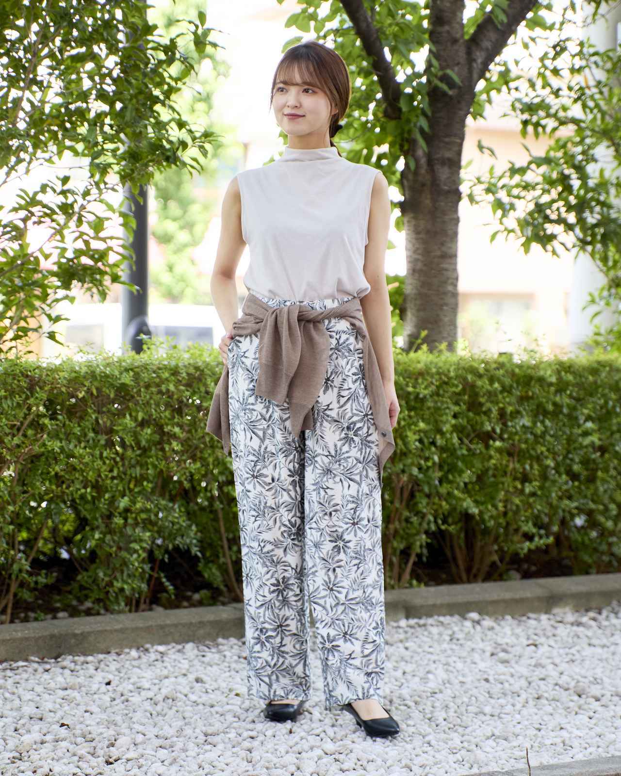 画像: しなやかフィット２枚仕立てボトルネックプルオーバー¥1,990・ギャザーワイドパンツ¥3,490・腰に巻いたシアークルーネックカーディガン¥3,990 www.nitori-net.jp