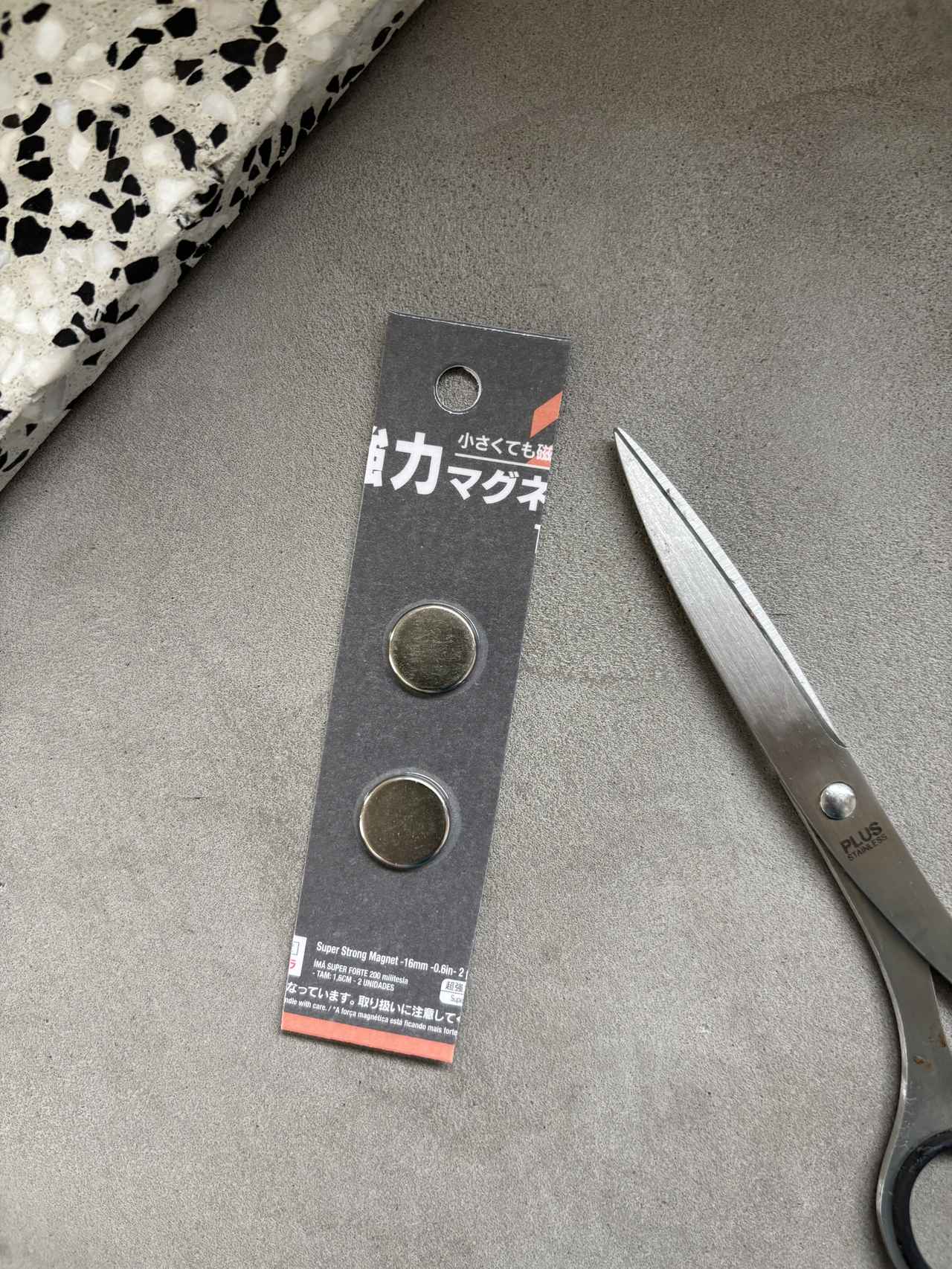 画像1: ラップを冷蔵庫横にピタッ