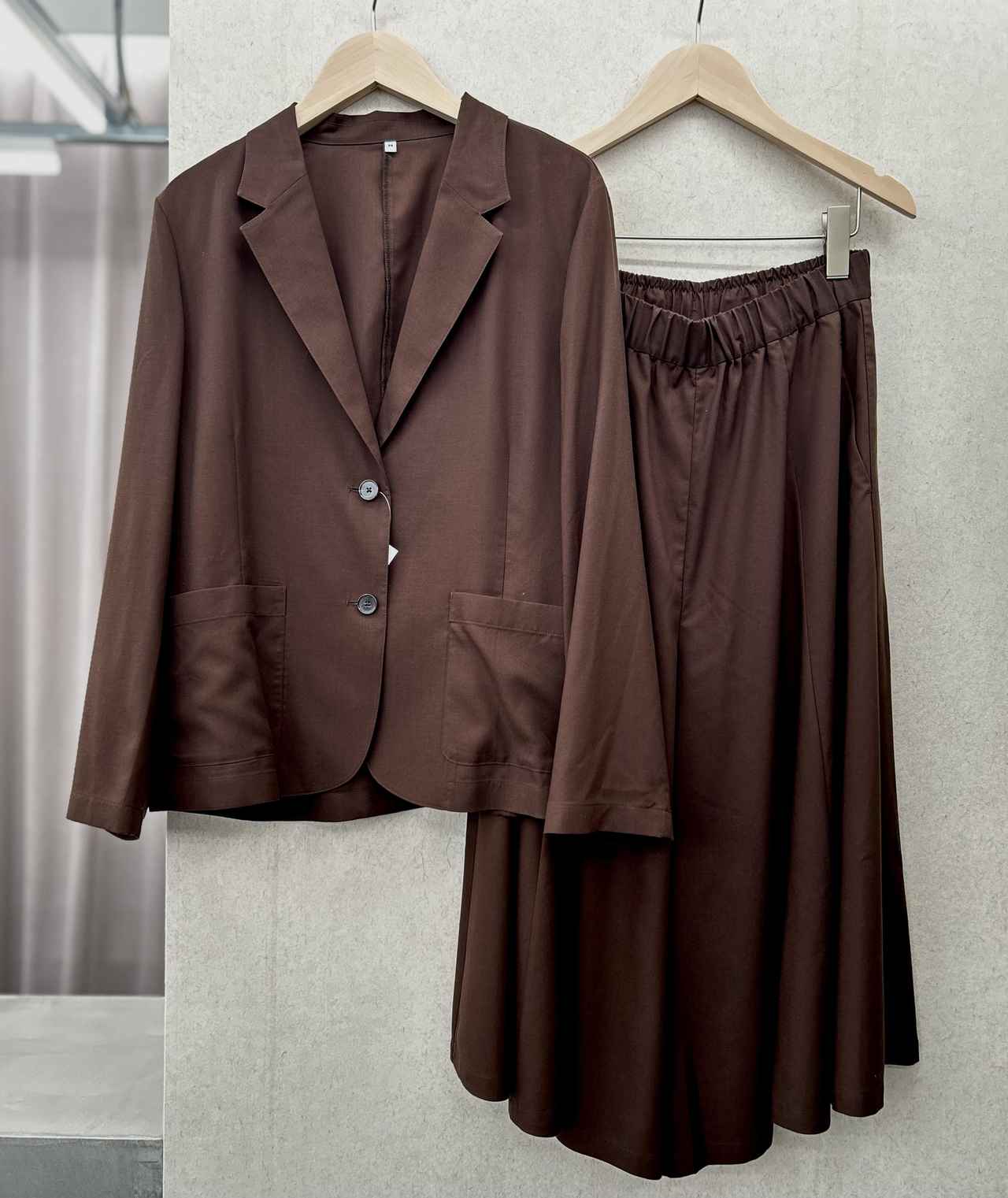 画像: 【無印良品】婦人 なめらか シャツジャケット¥6,990、婦人 なめらか イージースカートパンツ¥4,990 ※2026年7月中旬発売予定 www.muji.com