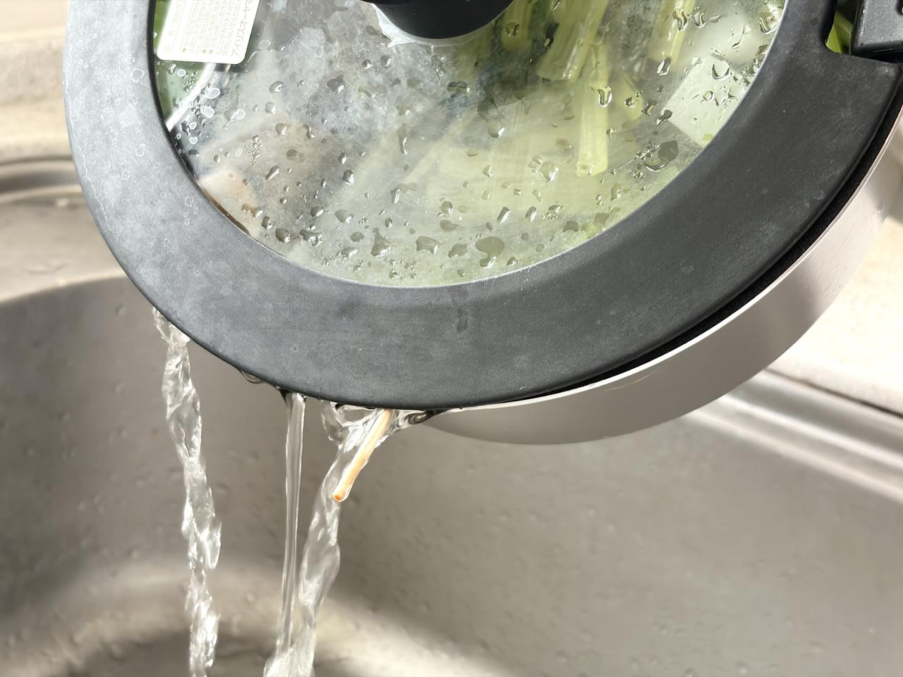 画像2: 蓋をしたまま湯切りができる