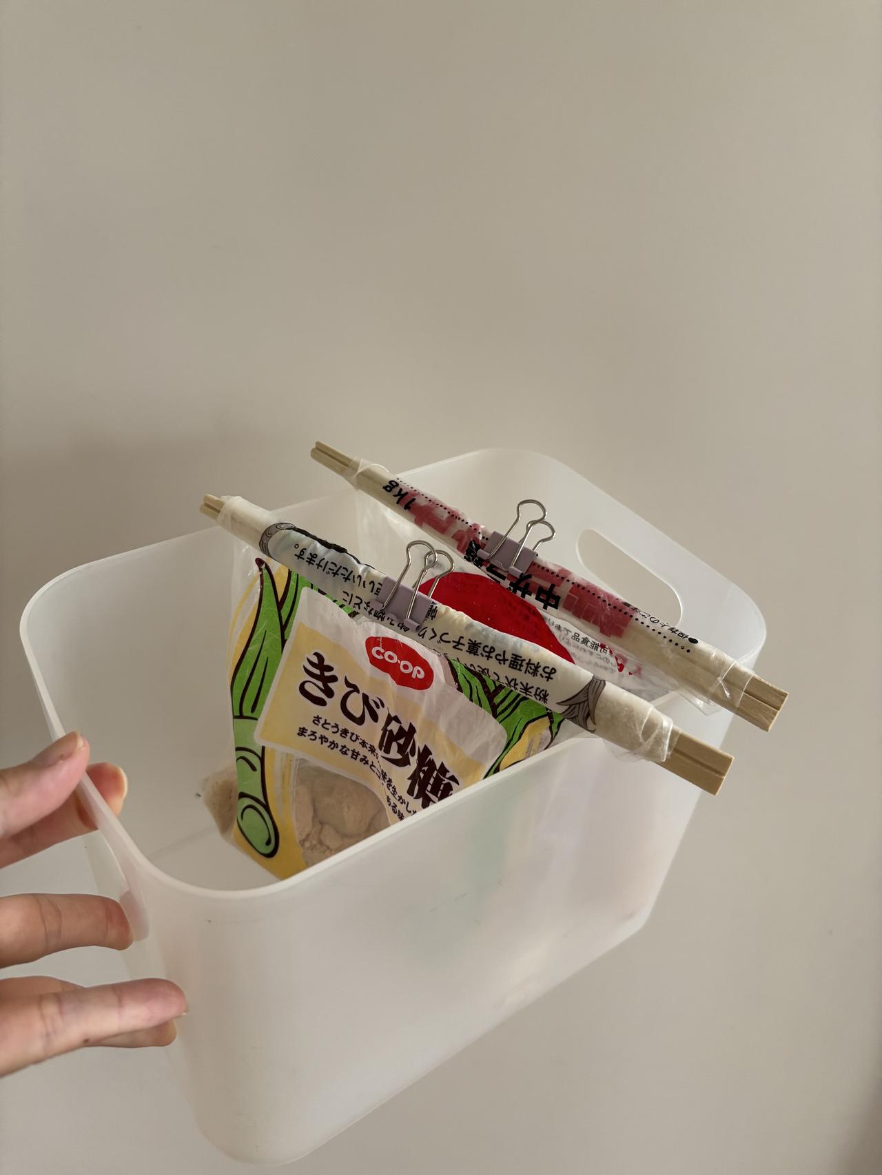 画像4: 割り箸で袋入り調味料をスッキリ収納