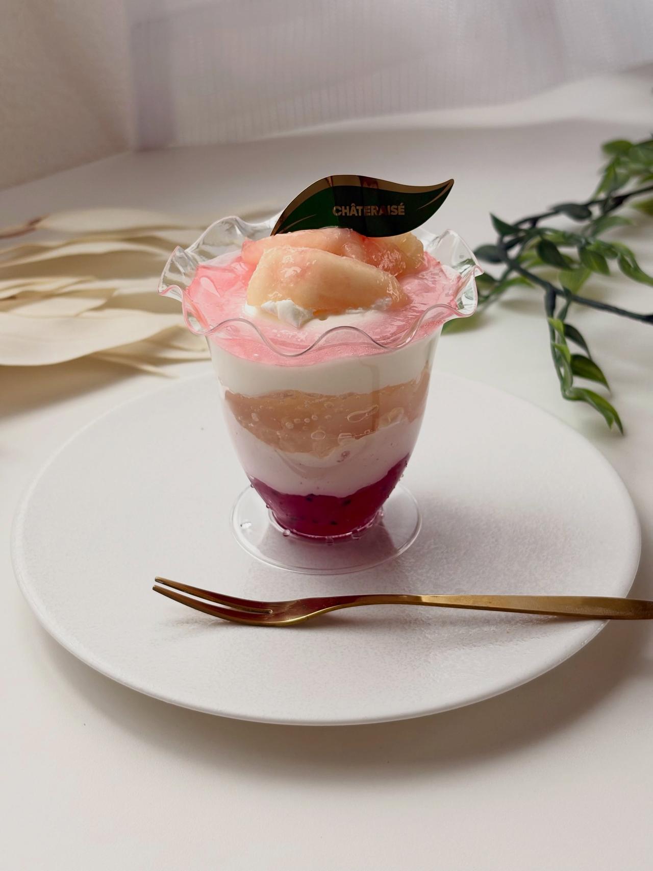 画像: 完熟桃を飾った華やかパフェ