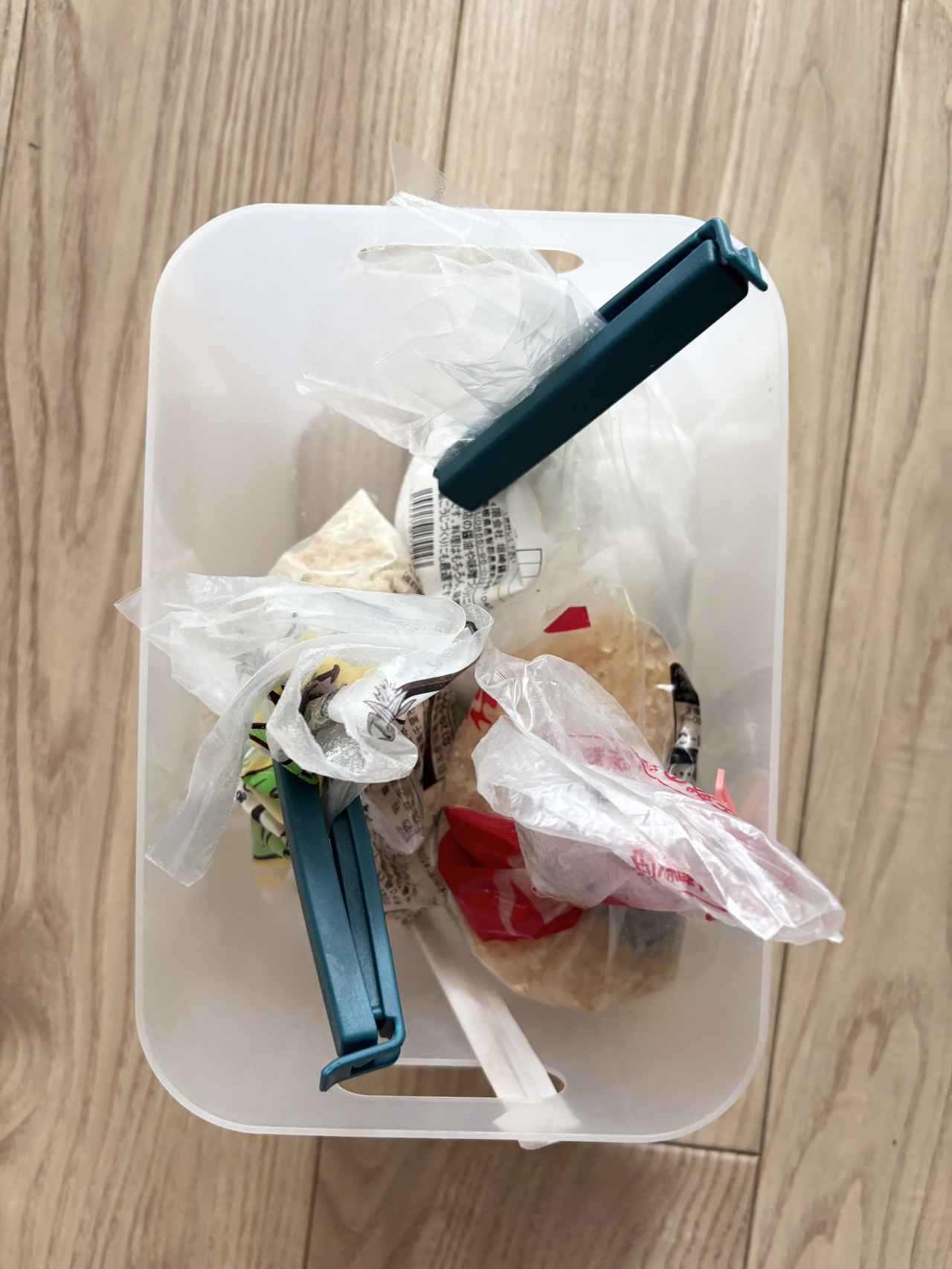 画像1: 割り箸で袋入り調味料をスッキリ収納